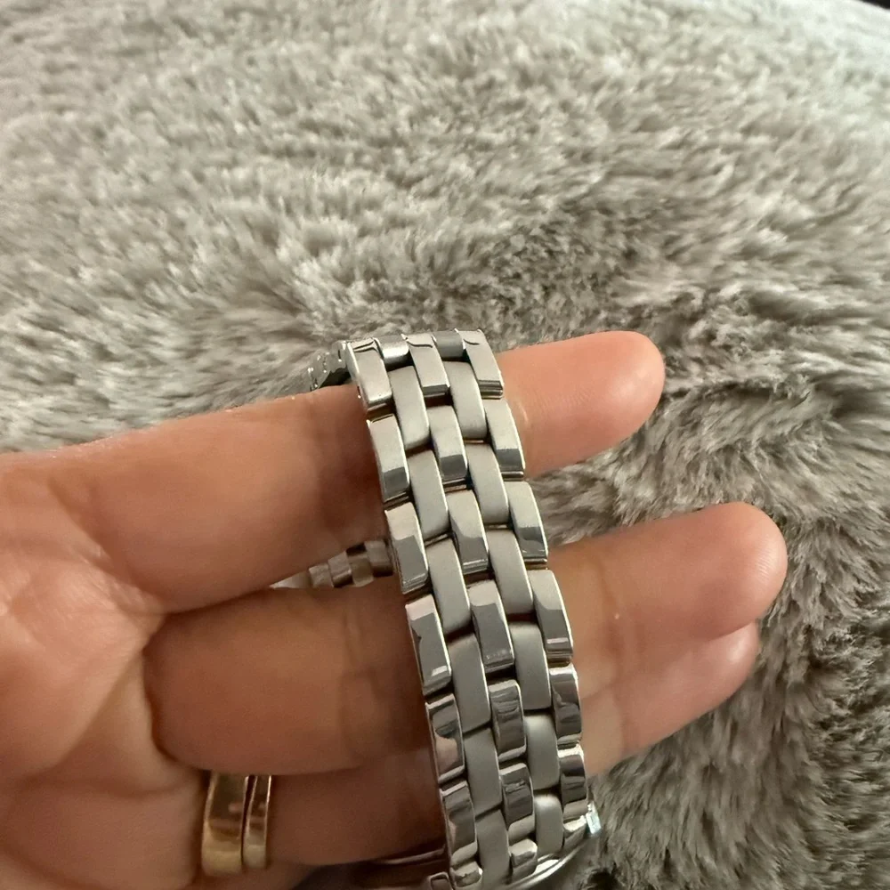 Gucci Black Dial Silver Women’s Watch - Picture 7 of 11